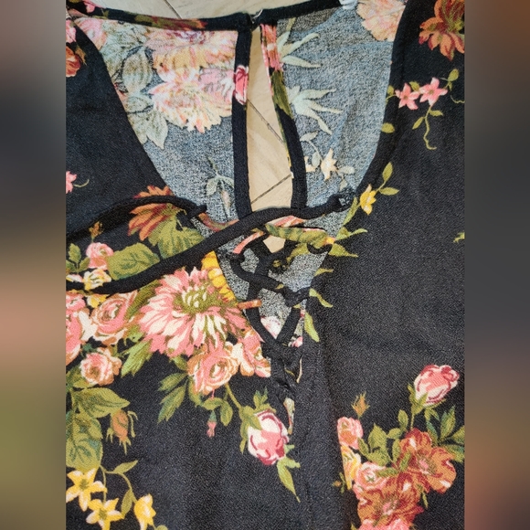 Floral Romper - Picture 3 of 10